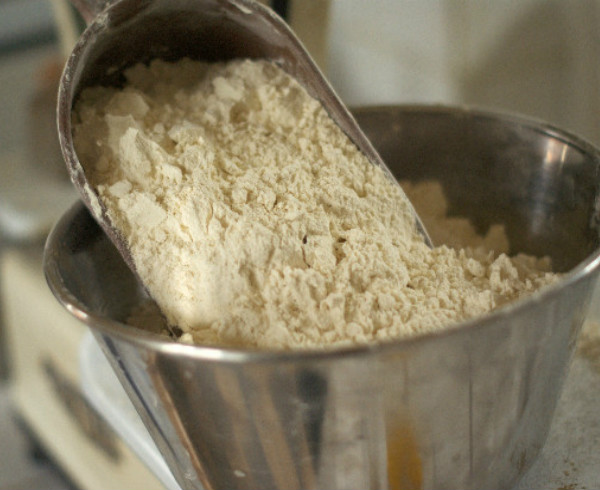 Pesée d'une farine pour pain de tradition label rouge
